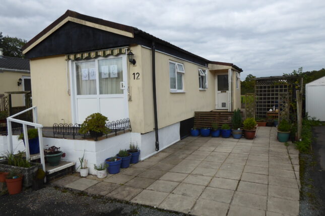Photo: 2 Bedrooms, The Compasses, Surrey