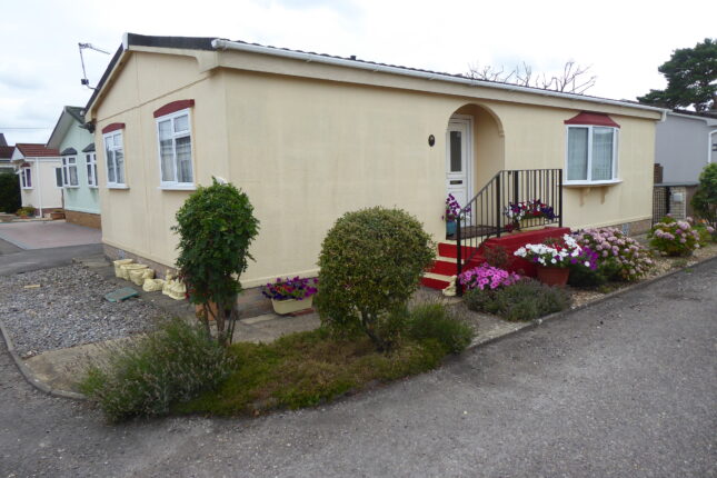 Photo: 2 Bedrooms, Lumby Drive Mobile Home Park, Hampshire
