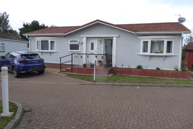 Photo: 2 Bedrooms, Kaysland Park, Kent