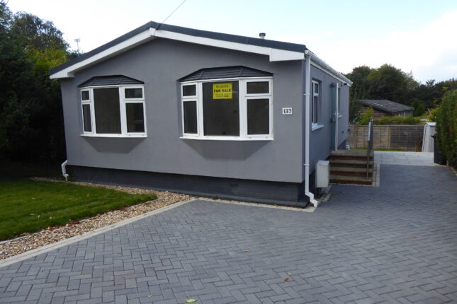 Photo: 2 Bedrooms, Surrey Hills Park, Surrey