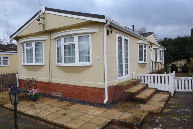 Photo: 2-3 Bedrooms, Devon Close, Berkshire