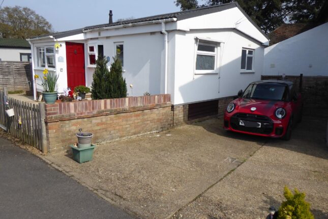 Photo: 2 Bedrooms, Riverhill Gardens, Surrey