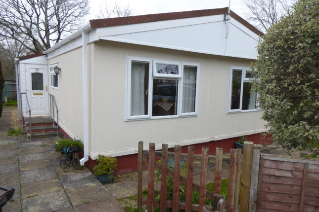 Photo: 2 Bedrooms, Drapers Copse, Hampshire