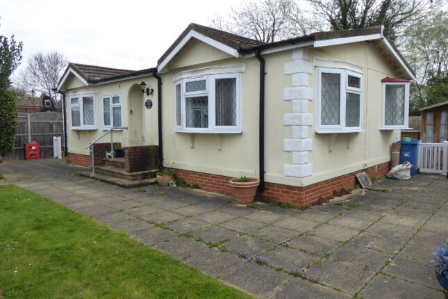 Photo: 2 Bedrooms, Devon Close, Berkshire