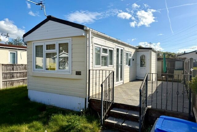 Photo: 2 Bedrooms, Warren Farm Park, Surrey