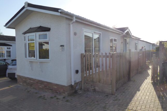 Photo: 2 Bedrooms, Woodbine Close Park, Essex