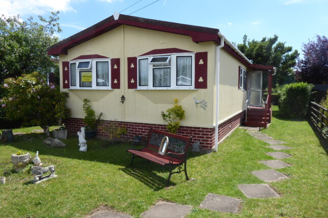 Photo: 2 Bedrooms, Frogmill Spinney, Berkshire