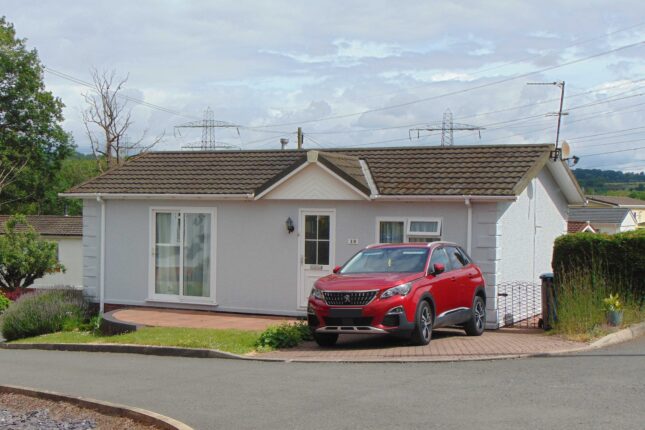 Photo: 2 Bedrooms, Pool View Park, Shropshire