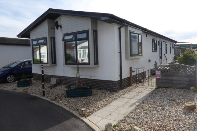 Photo: 2 Bedrooms, Lechlade Court, Gloucestershire