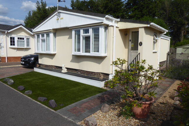 Photo: 2 Bedrooms, Water End Park, Hampshire