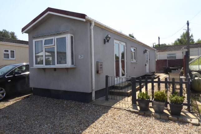 Photo: 2 Bedrooms, The Willows Park, Surrey