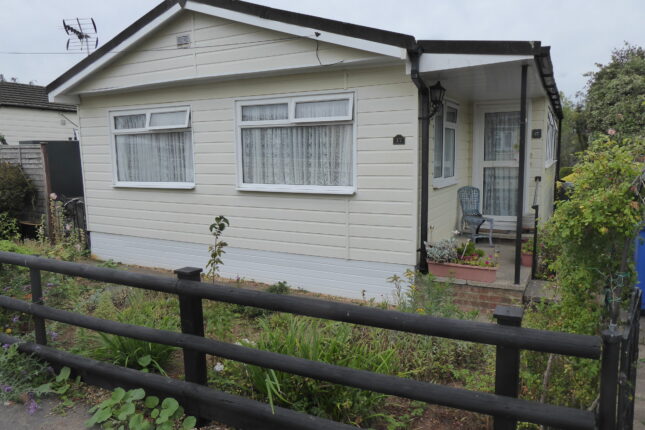 Photo: 2 Bedrooms, Frogmill Spinney, Berkshire